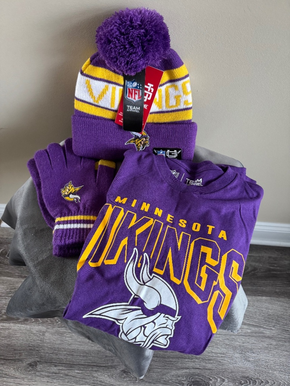 Minnesota Vikings Stocking Hat, Gloves and Tshirt